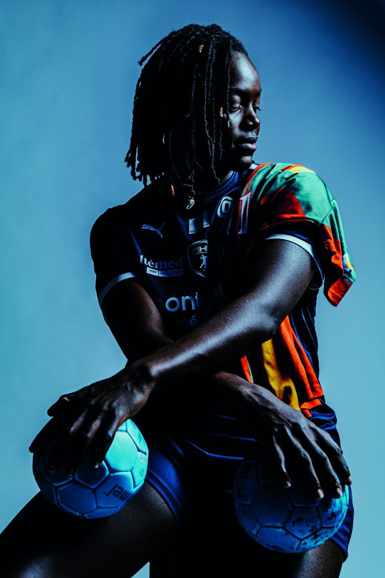 Portrait de Fabiola Makamté, sportive engagée entre handball de haut niveau et actions solidaires avec son association « Fabulus » au Cameroun.