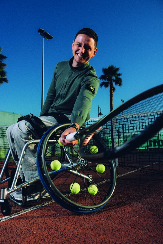Portrait de Clément Miranda, champion d’Occitanie 2024 de tennis fauteuil, en route vers les Jeux Paralympiques.