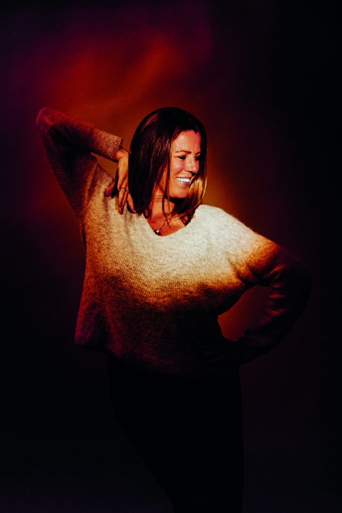 Découvrez Audrey Bassé, ancienne danseuse du Moulin Rouge et fondatrice d'« Elle est danse », inspirant les femmes à travers des stages uniques alliant mouvement et confiance en soi.