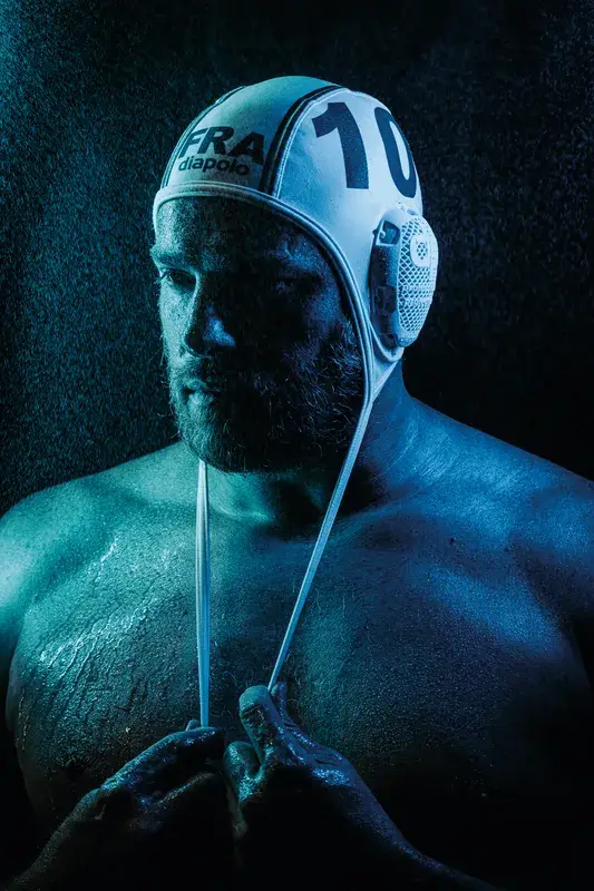 Poloïste de haut vol, il a toujours su allier le goût de l’effort, la passion inépuisable et le sens de l’amitié. Devenu jouteur à la Lance Sportive de Sète, il recherche toujours cette même harmonie, solide et durable, sur la tintaine, au son des tambours et des hautbois, comme dans sa vie d’après.