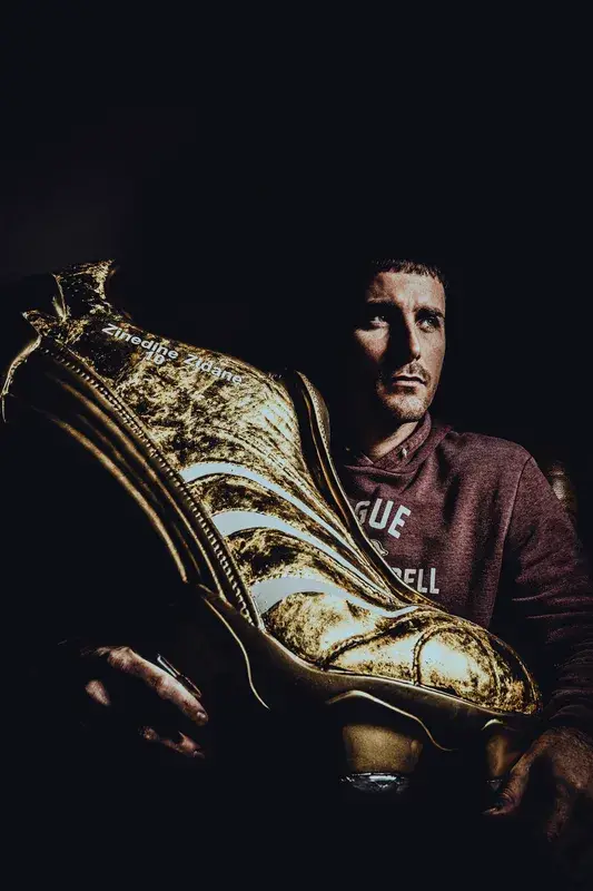 Il y a encore quelques années, Julian Cavaillé entraînait des sportifs et rêvait simplement de vivre de ses passions. Aujourd'hui, sous le nom de Cavart, il crée des sculptures monumentales qui séduisent les plus grandes stars du sport mondial. De Zinedine Zidane à Antoine Dupont, son univers singulier transforme les chaussures en œuvres d'art et les souvenirs en objets de collection