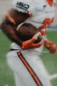 Le football américain est un sport de collisions, mais aussi de silences. Entre deux engagements, les corps se figent, les regards se croisent, les casques deviennent des masques. C'est cet espace-là que F.U.R.Y explore.