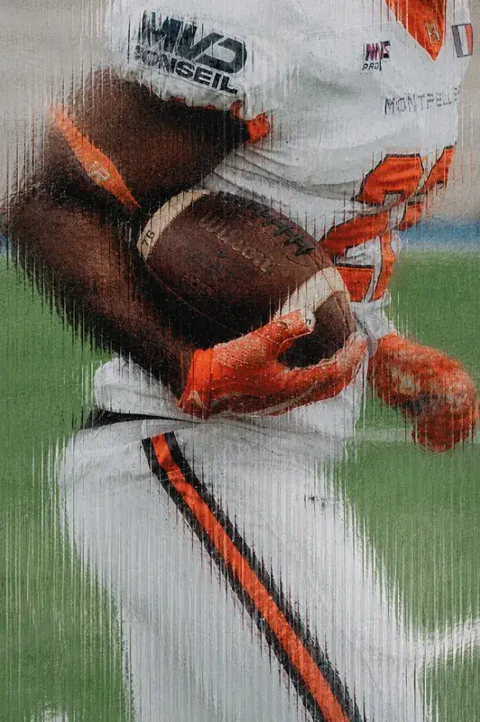 Le football américain est un sport de collisions, mais aussi de silences. Entre deux engagements, les corps se figent, les regards se croisent, les casques deviennent des masques. C'est cet espace-là que F.U.R.Y explore.